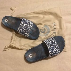 Johnny Was Calme Pool Slides Blue Leopard, Size 8